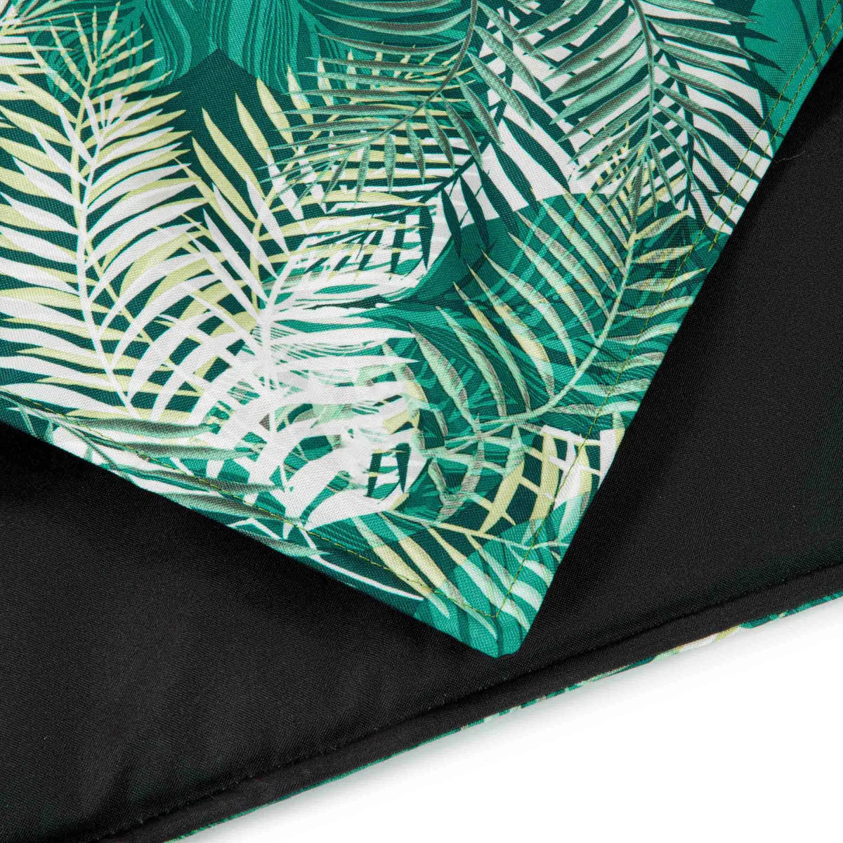 Detail van de waterafstotende hondendeken Aqua met groene bladprint - beschermt bank en bed tegen haren, vocht en modder