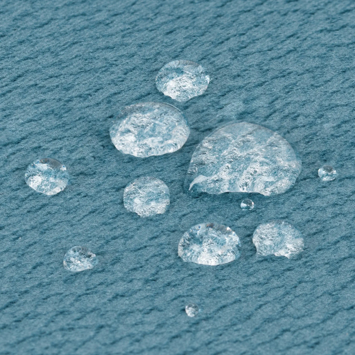 Riposo in blauw - waterdruppels parelen af op de vochtwerende stof, zo weer schoon